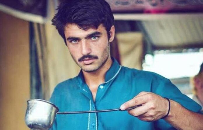 SAMAA - 'Chaiwala' Arshad Khan goes back to making tea for people