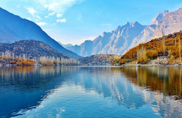 A lake with mountains in the background

Description automatically generated with low confidence