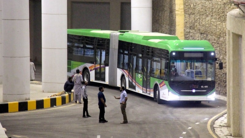 Eighty Green Line buses hit Karachi roads - SAMAA