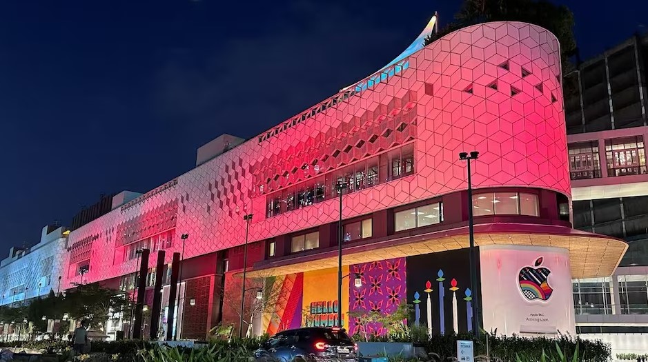https://www.architectandinteriorsindia.com/cloud/2023/04/18/apple-store-mumbai-2.jpg