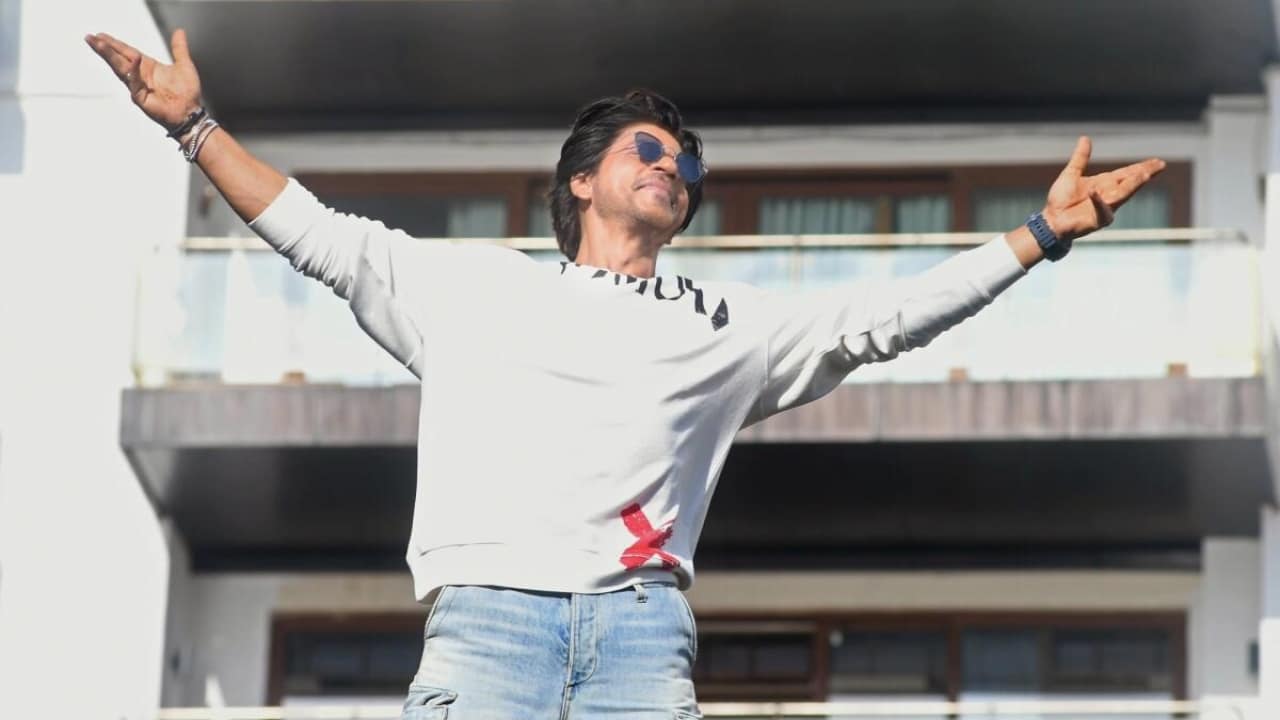Shah Rukh Khan does his signature pose as the Pathaan trailer is screened  on Burj Khalifa : Bollywood News - Bollywood Hungama
