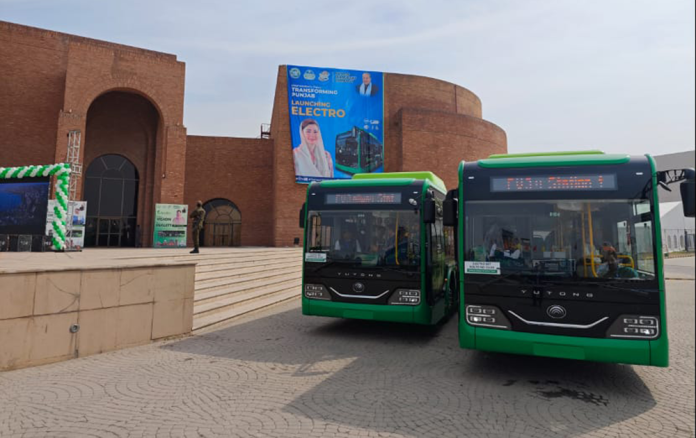 In a step towards sustainable urban development, 27 Chinese-manufactured pure electric buses are set to begin operations in Punjab. These buses are part of Pakistan’s efforts to promote green transportation and alleviate the strain on its traditional transportation networks, which are increasingly overwhelmed by the demands of its growing population. The electric buses, manufactured by Chinese company YUTONG, are tailored to Pakistan's climate and urban transportation needs. They include features such as a nitrogen protection system for power batteries to reduce fire risks, and a dual middle-door design with partitioned seating to manage passenger flow during peak hours. Since entering the South Asian country in 2014, YUTONG has provided buses for public transit, group transportation and airport shuttles. It has also established a Knock-Down (KD) factory in Karachi, creating jobs and boosting local manufacturing.