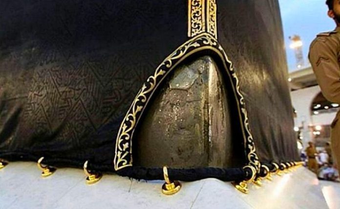 Holy Kaaba Caretaker Seen Anointing Rukan Yamani with Oil – Startup ...